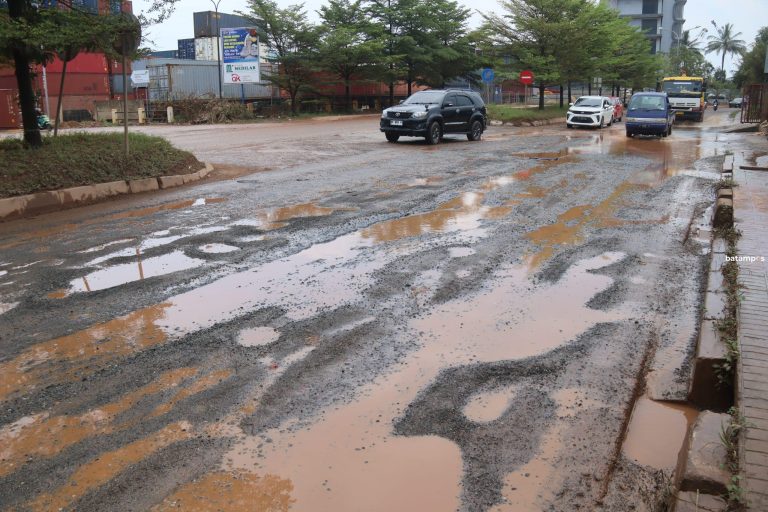 Debu Tebal dan Lubang Jalan di Duyung Dikeluhkan Warga, Bina Marga Janji Perbaikan Bulan Ini