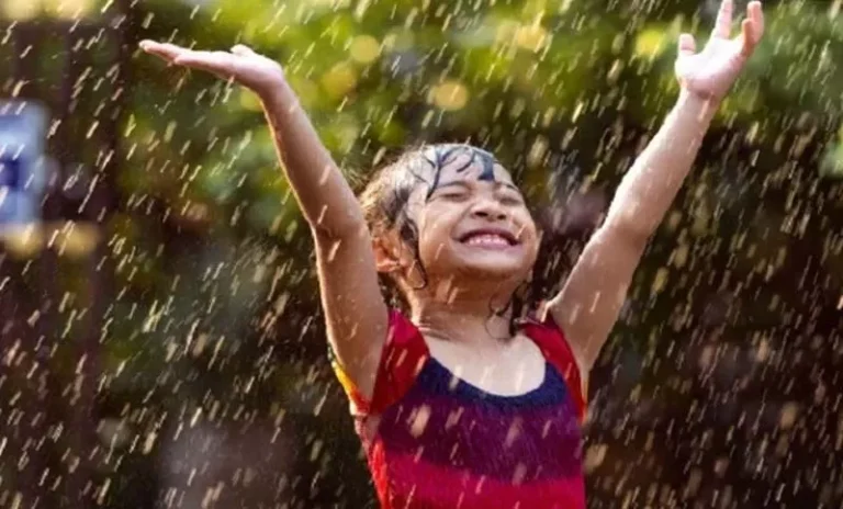 Benarkah Jika Air Hujan Dapat Menyebabkan Sakit Pilek, Demam, dan Flu? Ini Faktanya