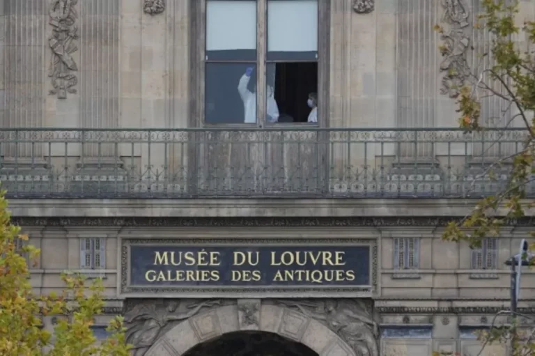 Pencuri Perhiasan di Museum Louvre Paris Prancis Ditangkap