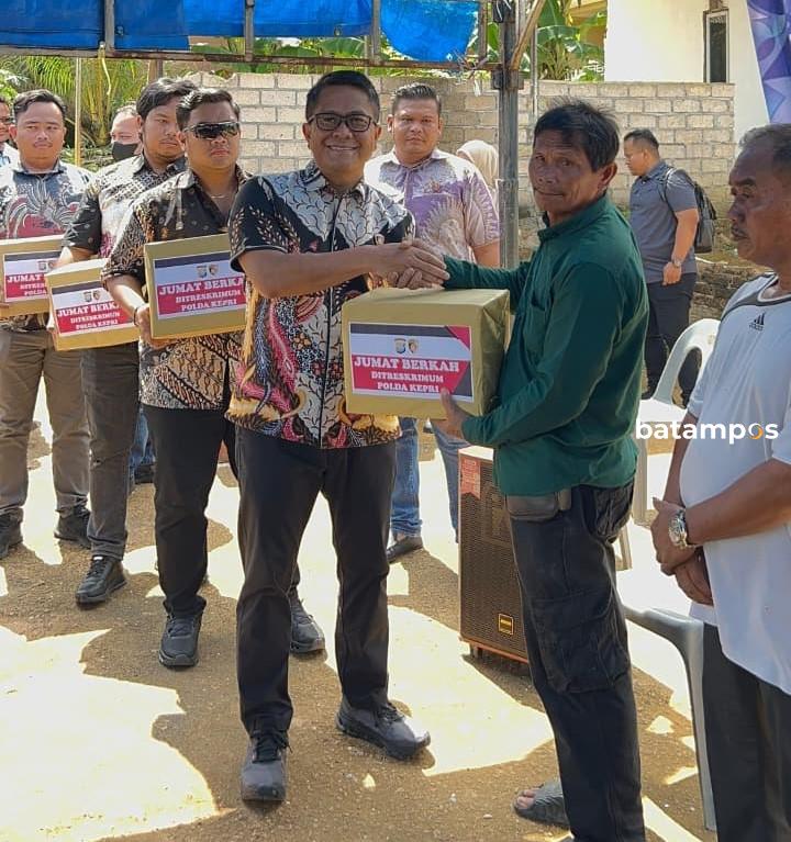 Hangat dan Humanis, Ditreskrimum Polda Kepri Bagi Sembako di Nongsa