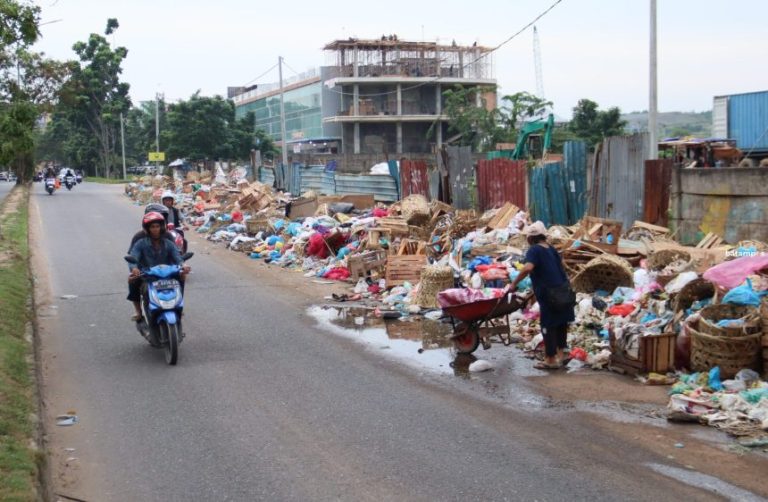 Sampah Menumpuk di Sejumlah Perumahan Batam Center, Warga Keluhkan Pengangkutan Tak Lancar
