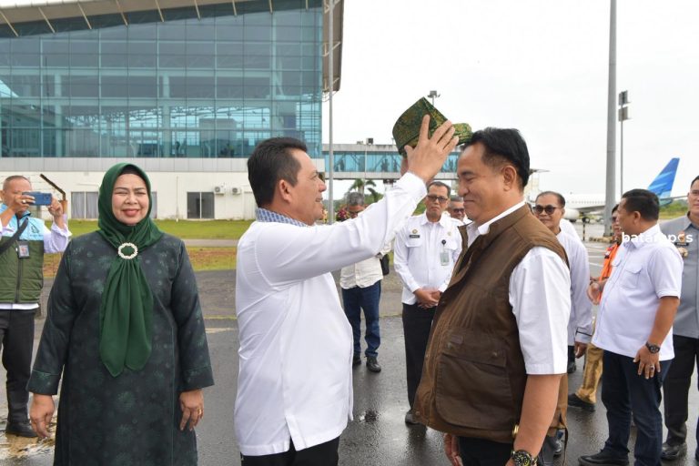 Ditemani Gubernur Ansar, Menko Yusril Menyelusuri Akar Peradaban Melayu di Pulau Penyengat