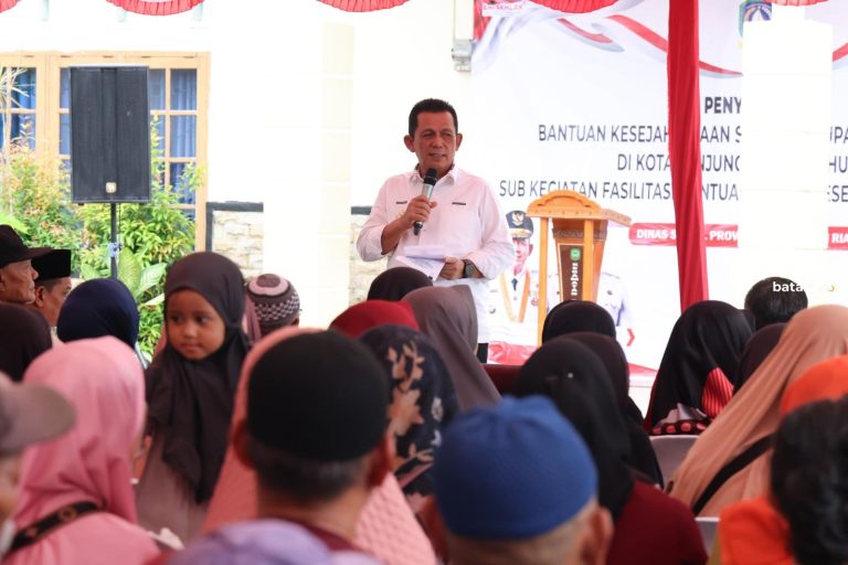 Gubkepri Ansar Serahkan 1.350 Paket Sembako di Kecamatan Tanjungpinang Timur