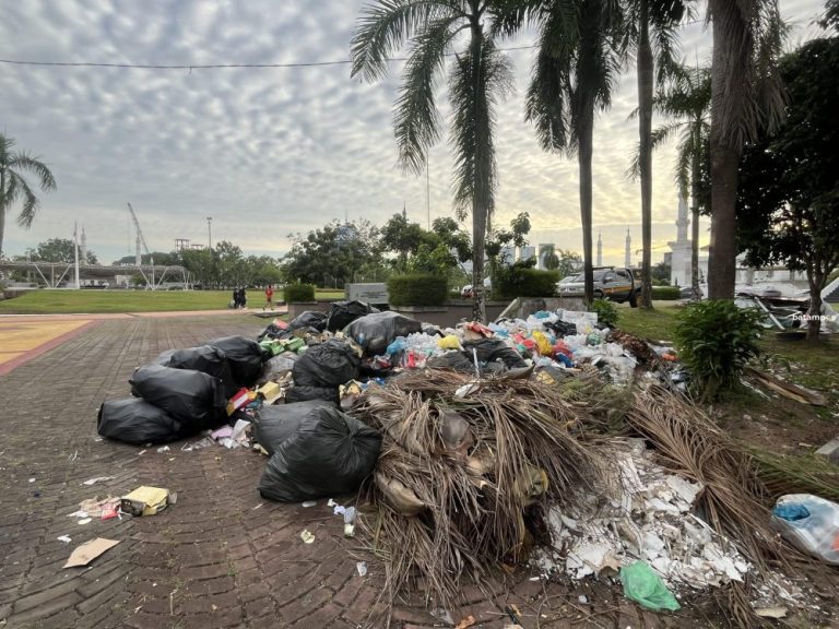 Sudut Engku Putri Jadi Tempat Pembuangan Sampah, Warga Keluhkan Bau Menyengat