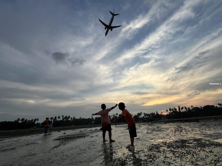 Air Surut di Pantai Batubesar, Warga Berburu Kerang dan Main Lumpur Sore Hari