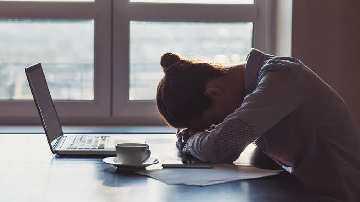 5 Tanda Ini Menunjukkan Kamu Mulai Jenuh dengan Realita yang Ada