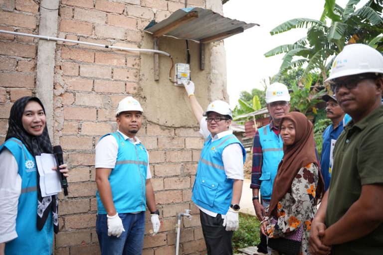 PLN Batam Nyalakan Terang di Empat Kelurahan