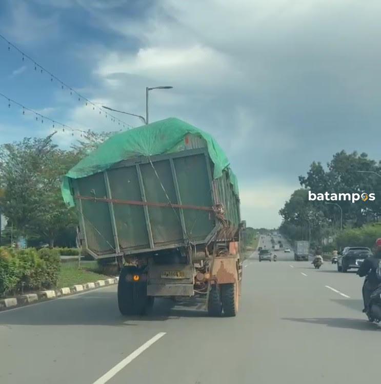 Truk Oleng Melintas di Jalan Sudirman, Pengguna Jalan Jadi Takut