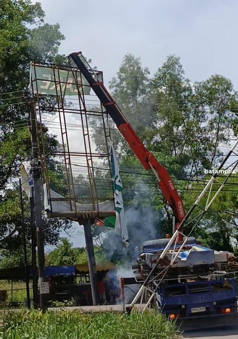 Crane Sambar Kabel Listrik, Penertiban Reklame di Batuaji Nyaris Celaka