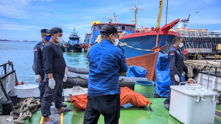 Patroli KSOP Batam Evakuasi Mayat Tanpa Identitas dari Perairan Batu Ampar