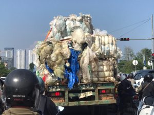 Truk Sampah Plastik Berlebih Melintas di Ahmad Yani, Air Menetes ke Jalan