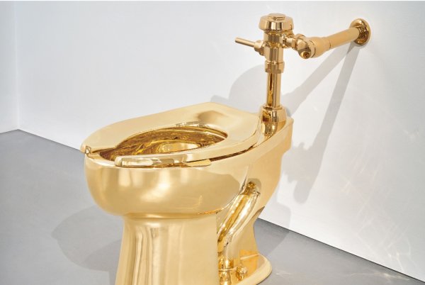 Pernah Dicuri, Toilet Emas Karya Cattelan Terjual Rp198 Miliar