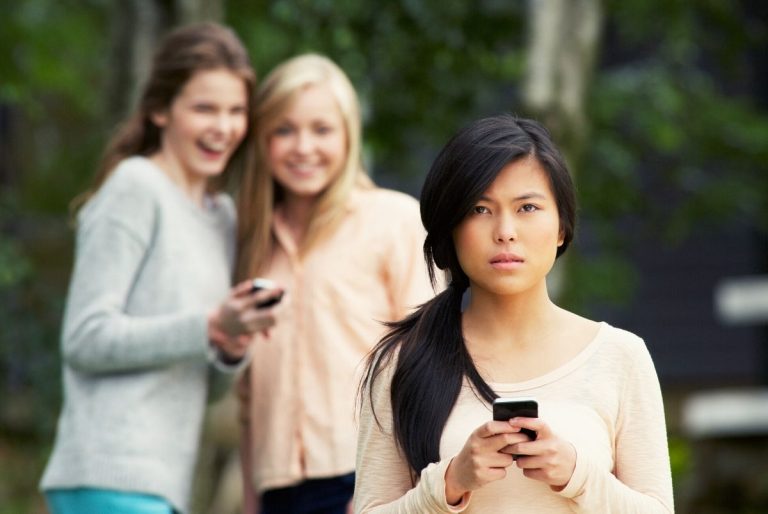 Katanya Teman! Ini 10 Tanda Orang yang Sebenarnya Tidak Suka Kamu