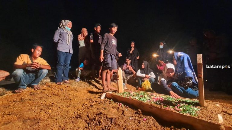 Nelayan di Bintan Timur Diduga Dibunuh, Amizan Dimakamkan di TPU Kijang