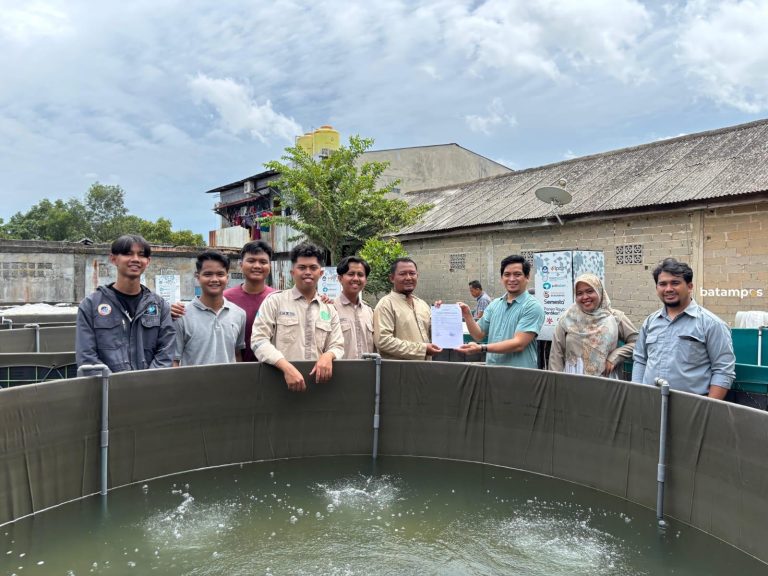 Tim Riset Polibatam Serahkan Inovasi, Alat Monitoring dan Pemberi Pakan Ikan Otomatis