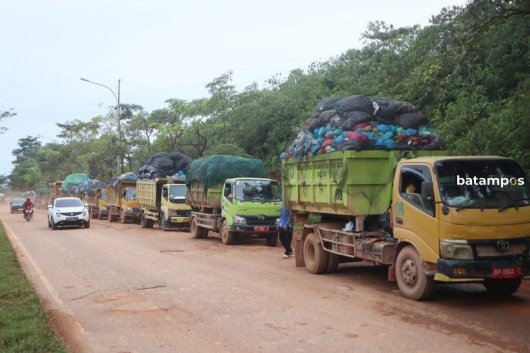 Antrean Truk Sampah Mengular di Jalan Protokol Punggur hingga TPA, Ini Penyebabnya