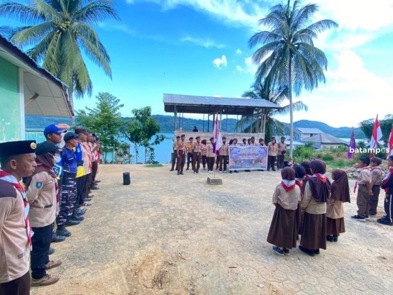 Prajurit TNI AL Tanamkan Disiplin dan Cinta Laut pada Pramuka SMA Negeri 1 Siantan Timur