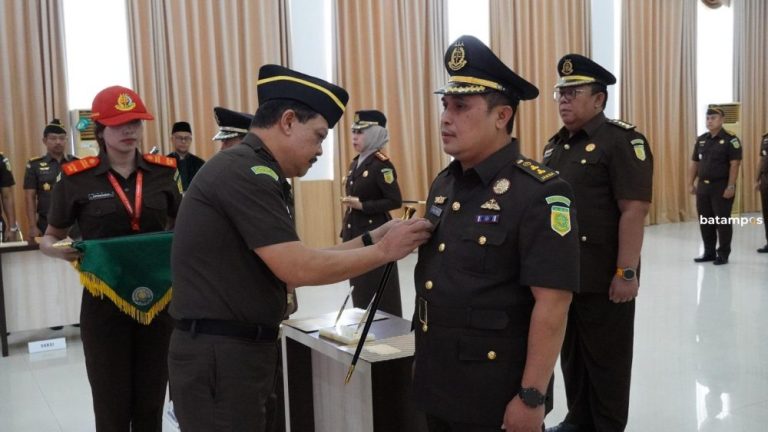 Lantik Enam Pejabat Baru, Kajati Kepri Tekankan Integritas dan Kinerja Aparatur