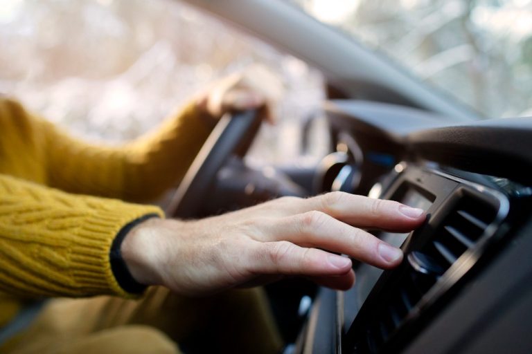 Jangan Panik! Ini 5 Cara Mudah Merawat Kondensor AC Mobil Biar Tetap Dingin