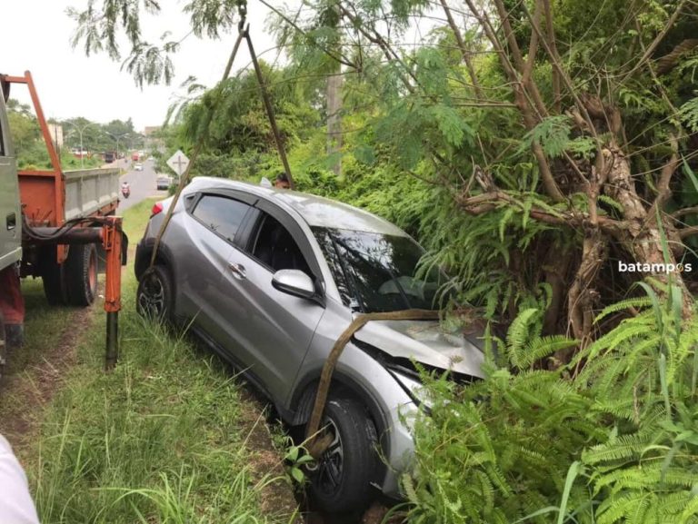 Hilang Kendali, Honda HRV Terperosok ke Parit di Depan RSUD RAT Tanjungpinang