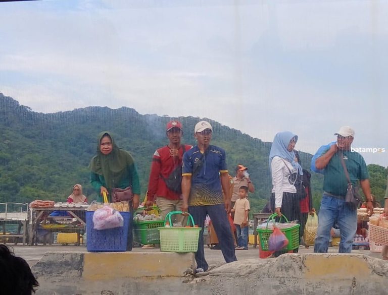 Dagangan Sering Basah, Pedagang Asongan di Pelabuhan Letung Minta Pemkab Bangun Kios