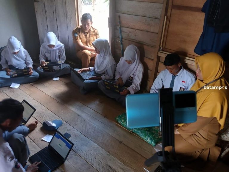 Demi Ikut TKA, Siswa SMA Posek Numpang di Rumah Warga Cari Sinyal Internet