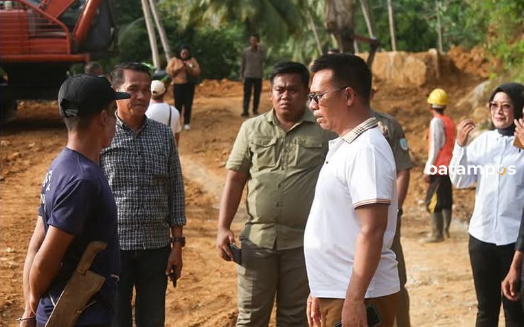 Pulau Jemaja Punya Jalan Baru, Bupati Aneng Pantau Progres di Lapangan