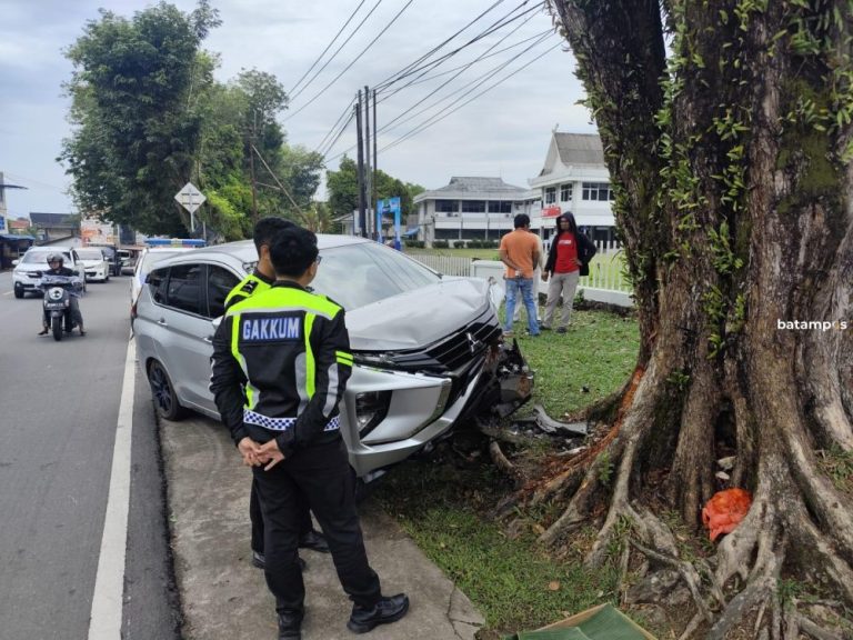 Mobil Tabrak Pohon di Tanjungpinang, Pengemudi Diduga Mengantuk saat Berkendara