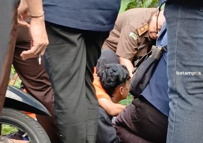 Polisi Batasi Akses Jurnalis saat Liputan Rekonstruksi Pembunuhan Pegawai Imigrasi Tarempa