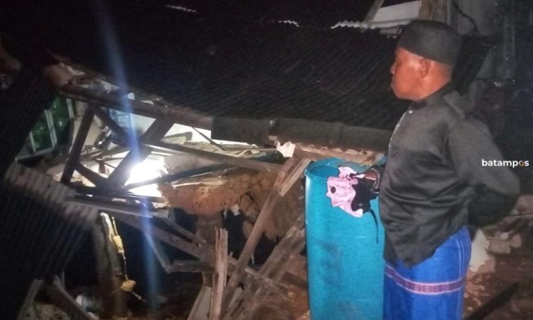 Dapur Rumah Warga Mantang Ambruk Dihantam Gelombang Saat Air Pasang