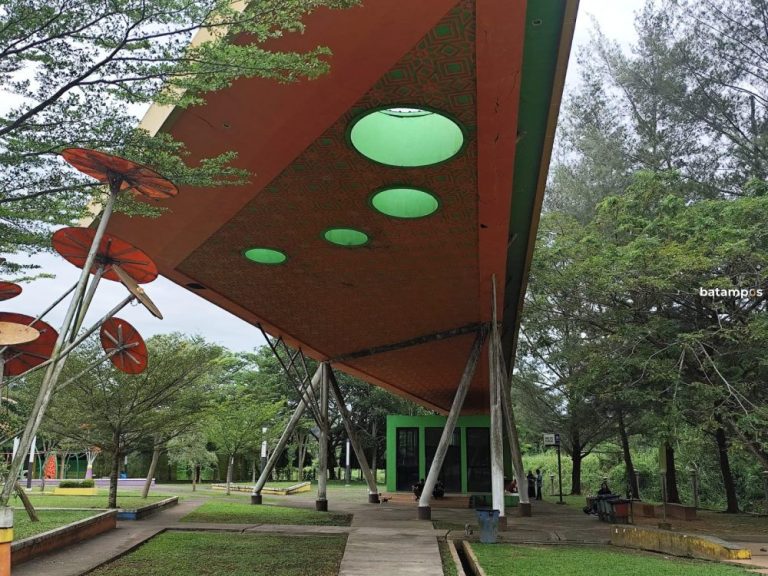 Atap Taman Batu 10 Tanjungpinang Rusak, Pengunjung Khawatir Keselamatan