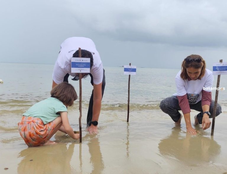 3.000 Bibit Lamun Ditanam di Dompak, Upaya Pulihkan Ekosistem Laut Kepri