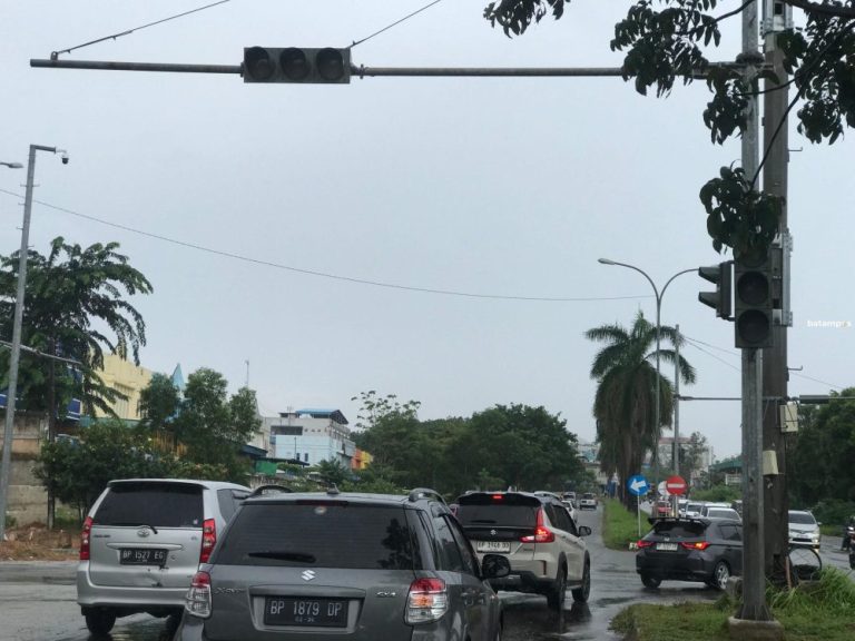 Lampu Merah Simpang Calista Mati Total Gegara Kabel Dicuri, Lalu Lintas Kacau