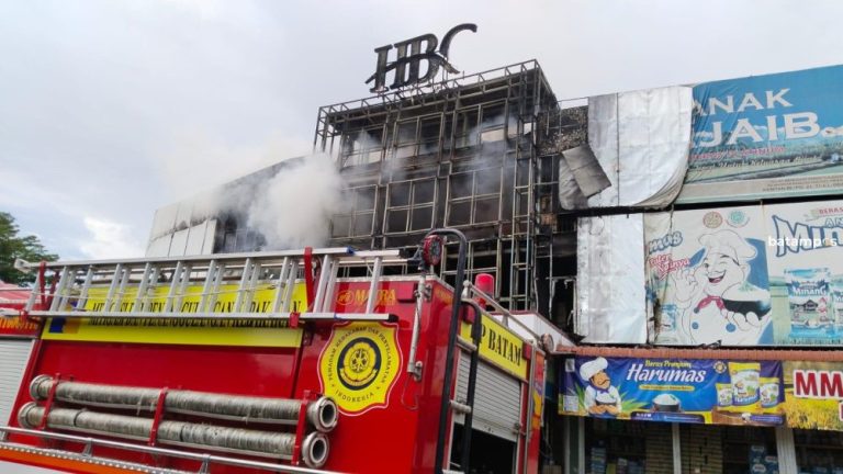 Toko Sembako di Sekupang Terbakar, Dua Lantai Hangus Dilalap Api