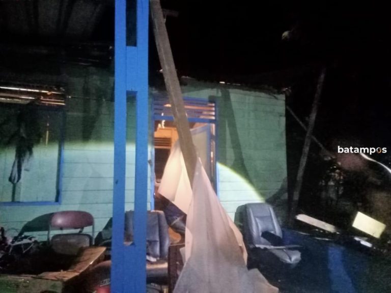 Angin Kencang Robohkan Pohon Timpa Rumah Warga Dabo Hingga Rusak
