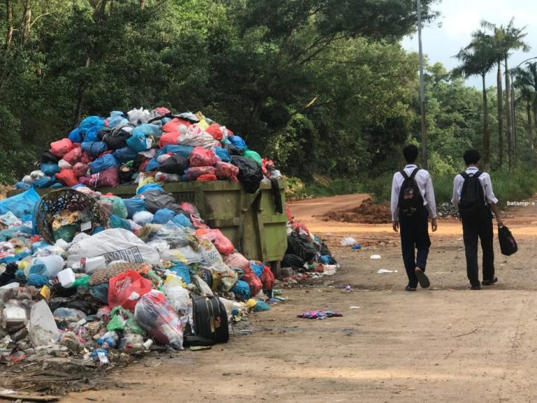 TPS di Depan SMP IT El Yasin Tuai Penolakan, Warga: Bau dan Ganggu Aktivitas Belajar