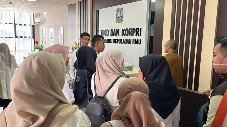Belasan PTK Non ASN Datangi BKD Kepri Protes Rekan Dirumahkan Mendadak