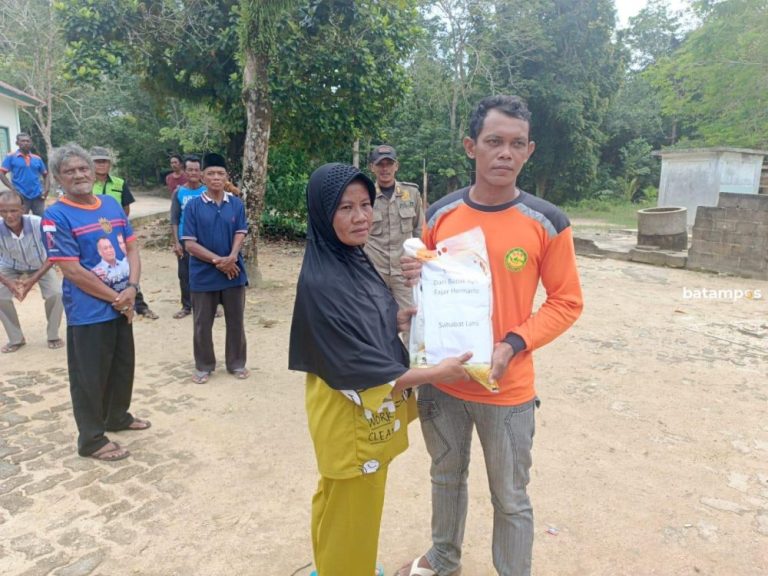 Komunitas Adat Terpencil Singkep Barat Dapat Bantuan 83 Karung Beras