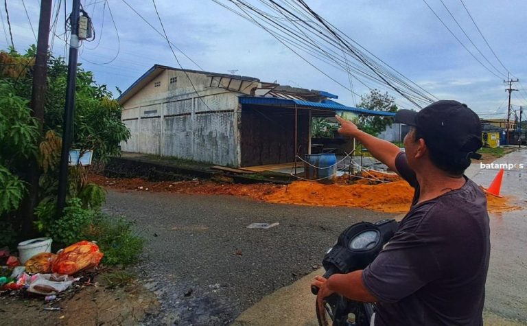 Cuaca Ekstrem, Atap Kedai Kopi di Teluk Sasah Terbang dan Timpa Kabel Listrik