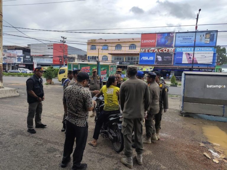 Cekcok Satpol PP dengan Pengendara Warnai Penertiban Gerobak Pedagang di Batu 10