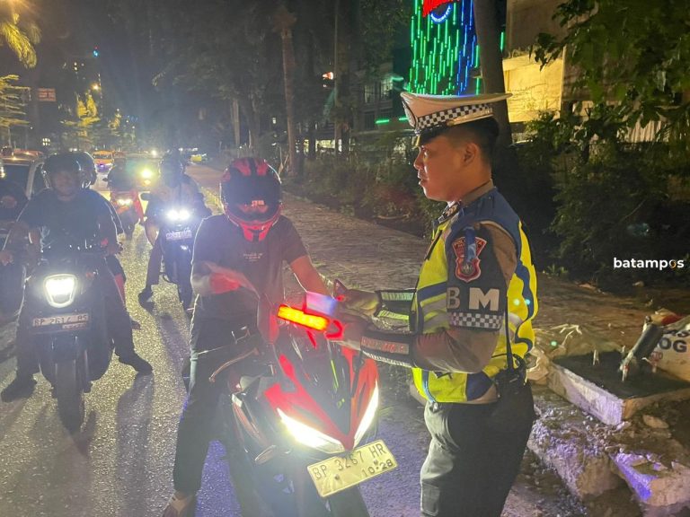 Operasi Zebra Seligi 2025, Satlantas Barelang Beri Edukasi dan Helm SNI untuk Pengendara