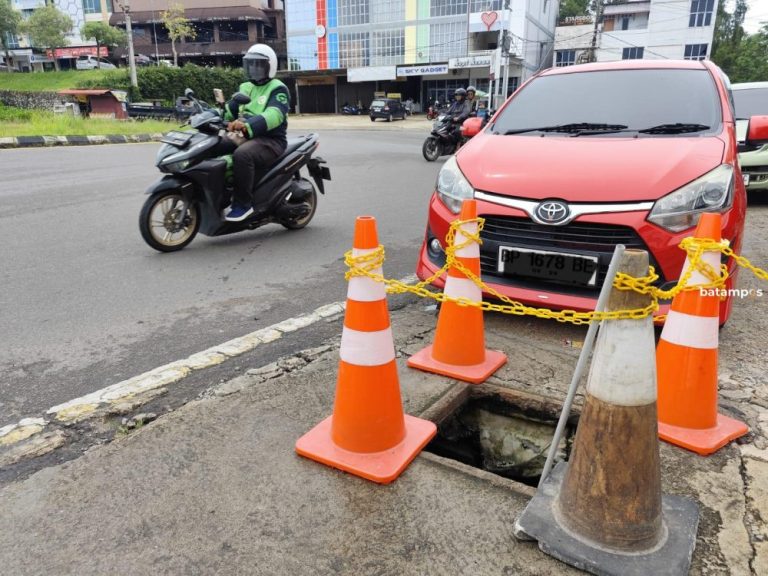 ‘Rayap Besi’ Gondol Penutup Selokan di Tanjungpinang, Aksi Terekam CCTV