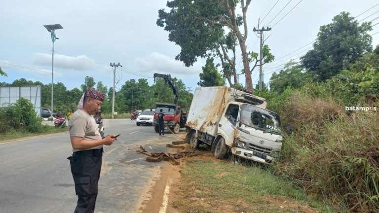 Truk Pengangkut Es Terperosok di Jalan Licin Km 22 Bintan Timur, Tak Ada Korban
