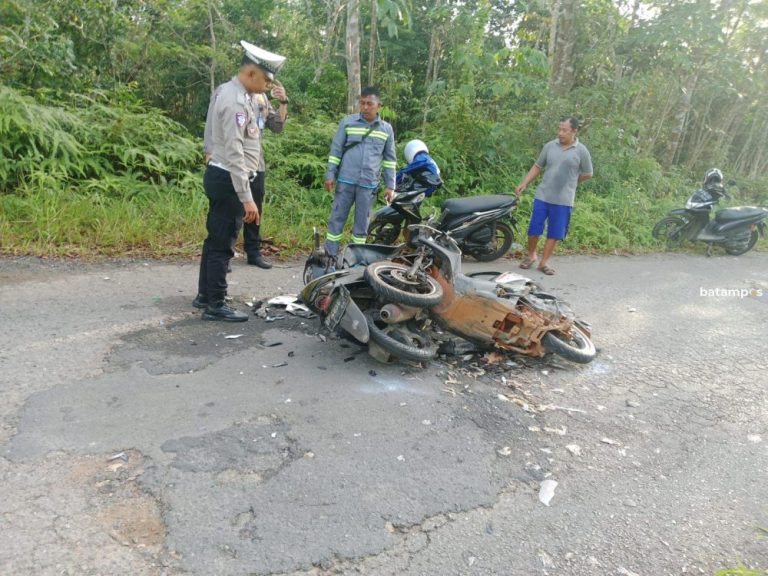 Hindari Lubang, Dua Pemotor ‘Adu Kambing’ di Lingga: Satu Orang Luka