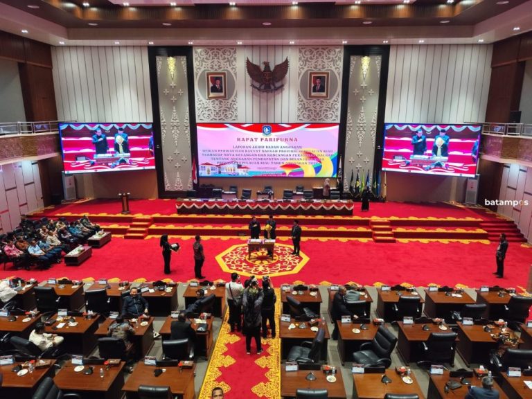 Paripurna DPRD Sahkan APBD Kepri 2026 Rp3,3 Triliun, Turun Rp605 Miliar