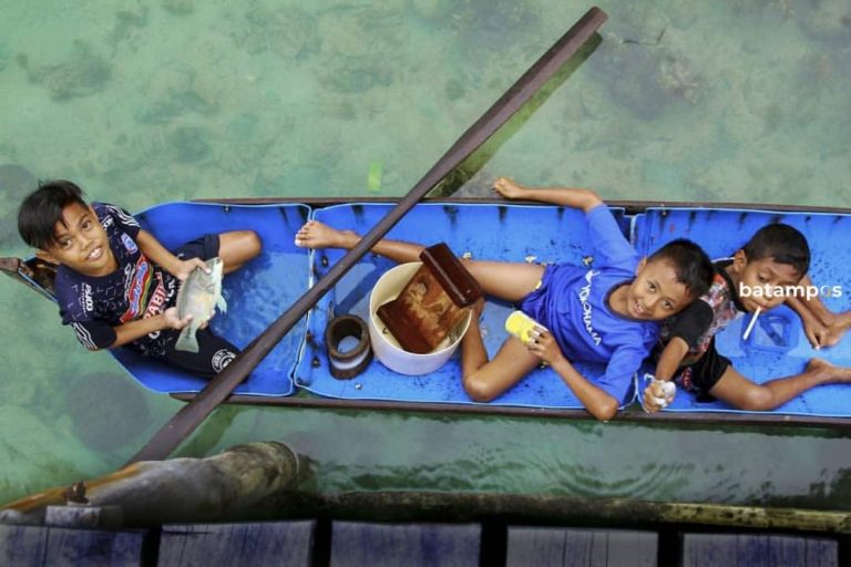 Cuaca Cerah, Bocah Tanjung Momong Rame-Rame Mancing Pakai Jongkong