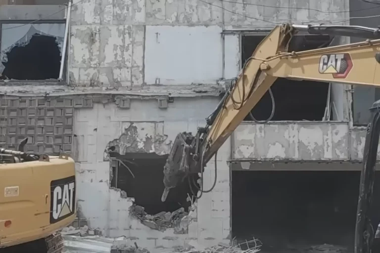 Rumah Ahmad Sahroni yang Pernah Dijarah Warga Dirobohkan