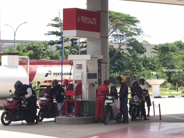 Pertamax Kosong di SPBU, Pengendara Terpaksa Beli Eceran