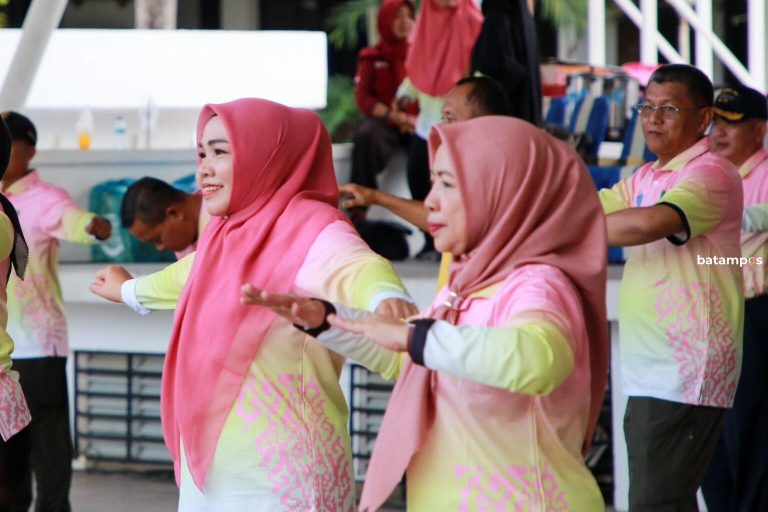 Bersama Erlita Amsakar, Ribuan Warga Antusias Ikuti Senam Sehat Kota Batam 2025
