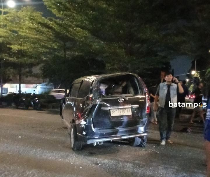 Pengemudi Mobil Hitam Tewas Usai Tabrak Mobil dan Terguling di Depan Vihara Penuin